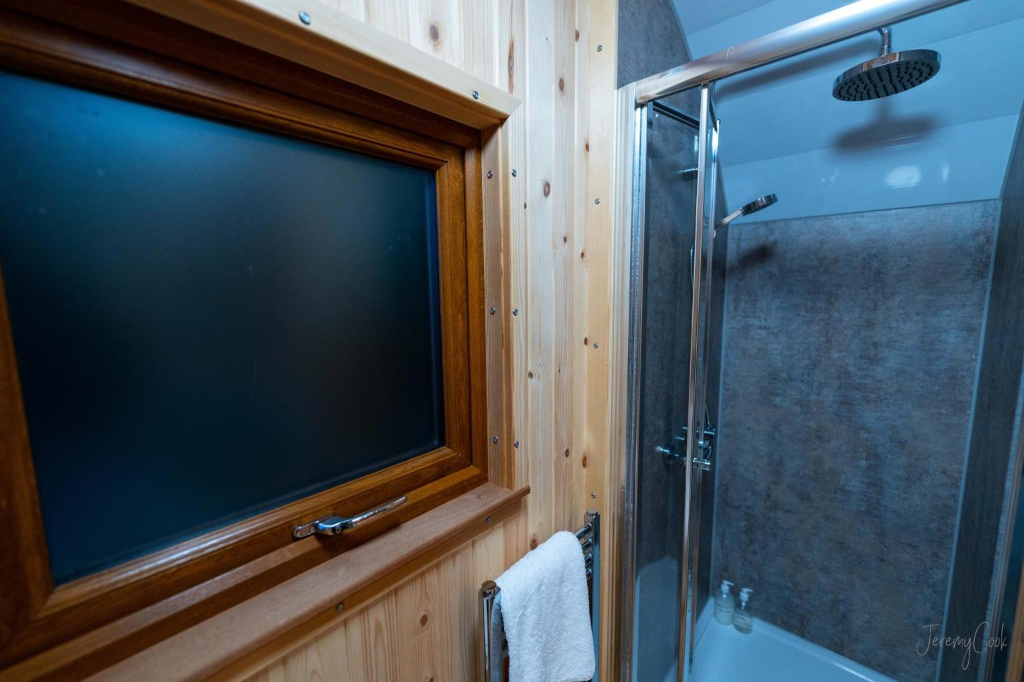 Missin' Link Glamping * West Hoathley
